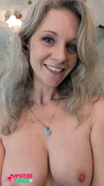 hot amateur wife nude Linda Lex no make-up tits nude selfie